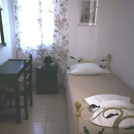 سكاي أوف تهيرا 3* ثيرا